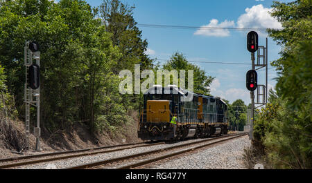 Ein langer Blick auf zwei Waggons mit Blinken und ein Techniker stehen auf der Rückseite. (Hohe Sättigung) Stockfoto