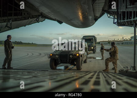 Air Force Reserve Flieger laden Ladung auf eine C-5 M Super Galaxy mit Soldaten der 314. Der militärische Geheimdienst Bataillon, der militärische Geheimdienst Befehl an das Marine Corps Base Hawaii, HI, Januar 27, 2019, während der Übung Patriot Palm zugewiesen. Übung Patriot Palm ist eine gemeinsame-Übung von der Air Force Reserve, die Ersthelfer des Bundes, der Länder, der zu integrieren koordiniert, und die lokalen Agenturen und das Militär durch die Bereitstellung eines schnellen Antwort Ausbildung im Falle eines regionalen Not- oder Naturkatastrophen. (U.S. Air Force Foto von Tech. Sgt. Nicholas A. Priester) Stockfoto