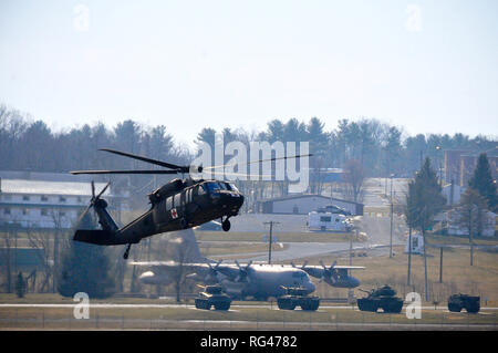 Ein UH-60 Black Hawk Hubschrauber, von Soldaten mit Charlie Company, 2-104 th Allgemeine Unterstützung Aviation Battalion, 28 Expeditionary Combat Aviation Brigade betrieben, Ansätze Muir Army Airfield Januar 27., 2019. Stockfoto