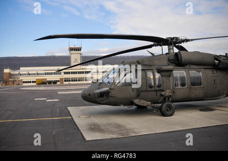 Ein 28 Expeditionary Combat Aviation Brigade UH-60 Black Hawk Hubschrauber auf Muir Army Airfield Januar 27, 2019 geparkt. Stockfoto