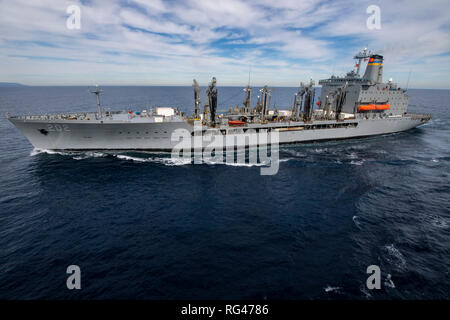 190124-N-NB 544-1048 PAZIFISCHEN OZEAN (Jan. 24, 2019) Das Militär Sealift Command flotte Auffüllung öler USNS Yukon (T-AO 202) Parow neben dem San Antonio-Klasse amphibious Transport dock Schiff USS John Murtha (LPD S. 26) vor, um eine Auffüll-Anforderung auf See. John Murtha ist unterwegs die Durchführung von Routineaufgaben als Teil der USS Boxer Amphibious Ready Group (ARG) im östlichen Pazifik. (U.S. Marine Foto von Mass Communication Specialist 2. Klasse Kyle Carlstrom) Stockfoto