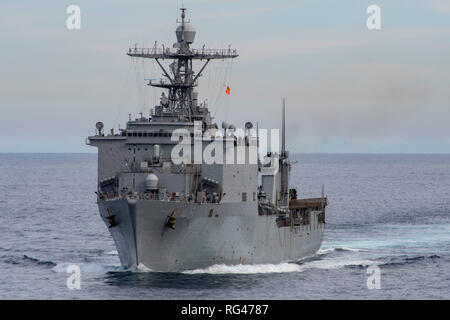 190124-N-NB 544-1105 PAZIFISCHEN OZEAN (Jan. 24, 2019) Die Harpers Ferry-Klasse amphibische Landung dock Schiff USS Harpers Ferry (LSD 49) dampft durch das Wasser hinter dem Military Sealift Command flotte Auffüllung öler USNS Yukon (T-AO 202) während einer Auffüllung-auf-See mit den San Antonio-Klasse amphibious Transport dock Schiff USS John Murtha (LPD S. 26). John Murtha ist unterwegs die Durchführung von Routineaufgaben als Teil der USS Boxer Amphibious Ready Group (ARG) im östlichen Pazifik. (U.S. Marine Foto von Mass Communication Specialist 2. Klasse Kyle Carlstrom) Stockfoto