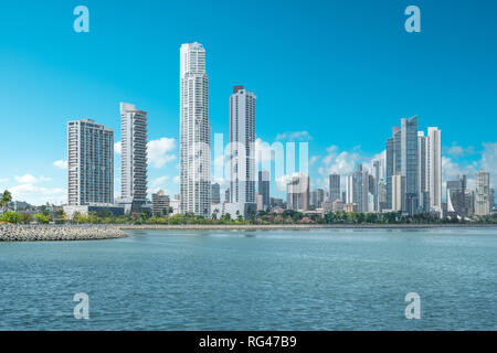 Wolkenkratzer Skyline, blauer Himmel und Ozean Küste - Panama City Downtown - Stockfoto