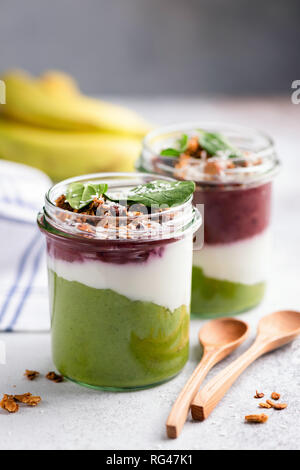 Frühstück smoothie Parfait mit Spinat, Mangold, acai und Joghurt Stockfoto