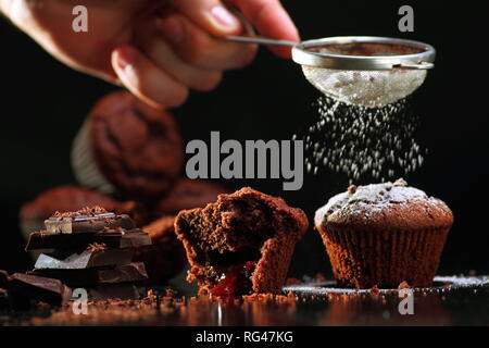 Hausgemachte Muffins mit Kirsche Konfitüre mit Zucker gießen Stockfoto