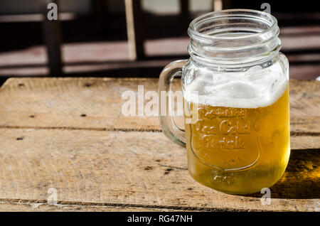 Bier in Jam jar Glas Stockfoto
