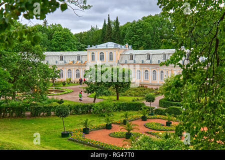 Juli 1, 2018: St. Petersburg, Russland: Auf der Suche durch den Sommer grün der Bäume an der weißen und gelben Gebäude, in dem sich ein Restaurant in Peterhof g Stockfoto