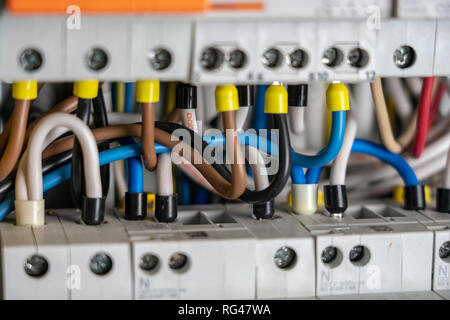 Klemmen, Kontakte, Leistungsschalter Verkabelung in der elektrischen Schaltanlage für eine sichere Versorgung mit Elektrizität Stockfoto