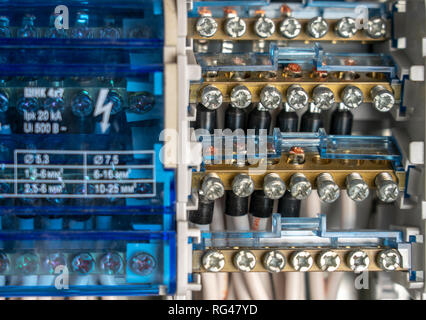 Klemmen, Kontakte, Leistungsschalter Verkabelung in der elektrischen Schaltanlage für eine sichere Versorgung mit Elektrizität Stockfoto