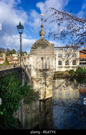 Stadt Brücke und auf dem Fluss Avon in Bradford on Avon, Wiltshire, UK am 27. Januar 2019 Stockfoto