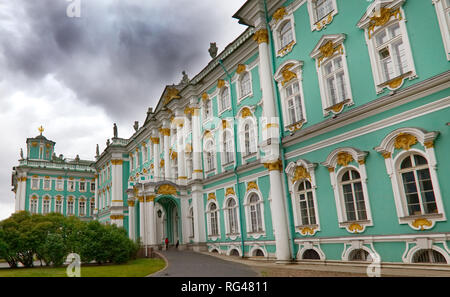 30. Juni 2018 - Die Vorderseite des Winter Palace in Russland, die ehemalige Heimat der Russischen Monarchie Stockfoto