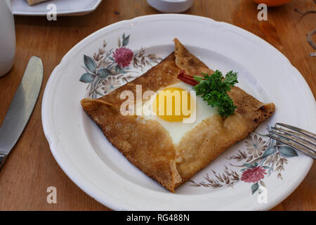 Galette sarrasin, Buchweizen Krepp, mit Schinken, Käse und Ei, Bretagne Küche Stockfoto