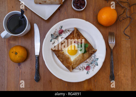 Galette sarrasin, Buchweizen Krepp, mit Schinken, Käse und Ei, Bretagne Küche Stockfoto