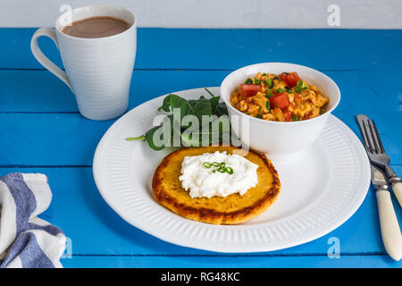 Die traditionelle kolumbianische Frühstück huevos pericos mit Mais Kuchen Stockfoto