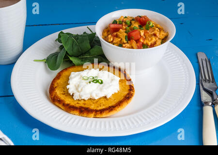 Die traditionelle kolumbianische Frühstück huevos pericos mit Mais Kuchen Stockfoto