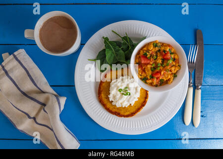 Die traditionelle kolumbianische Frühstück huevos pericos mit Mais Kuchen Stockfoto