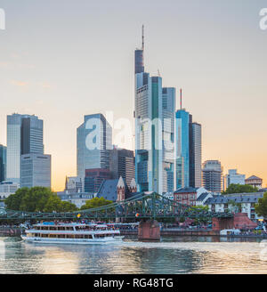 Sonnenuntergang Himmel über Stadt Damm, touristischen Boote und Brücke von Frankfurter Skyline mit moderner Architektur, Deutschland Stockfoto
