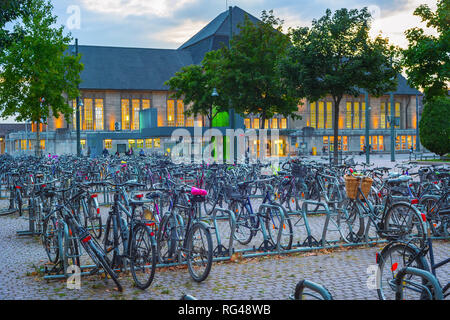 Große Fahrräder Parken am Bahnhof in Sonnenuntergang Dämmerung, Dortmund, Deutschland Stockfoto