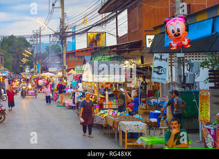 PAI, THAILAND - 3. Januar 2017: Menschen zu Fuß auf Pai Nachtmarkt in der Dämmerung. Pai ist die berühmte Touristenattraktion in Thailand Stockfoto