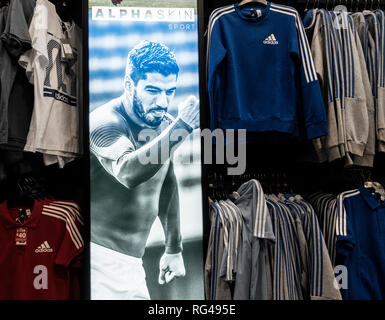 Instore Adidas Anzeige mit fußballspieler Luis Suarez im Sport Direct Store. Großbritannien Stockfoto