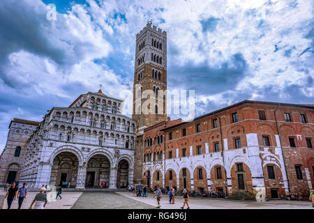 Lucca, Toskana, Italien - 09.15.2017: St Martin chatedral mit bewölkt blauer Himmel und Menschen Stockfoto
