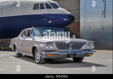 1964 Chrysler New Yorker klassische amerikanische Luxuslimousine Stockfoto