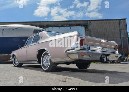 1964 Chrysler New Yorker klassische amerikanische Luxuslimousine Stockfoto