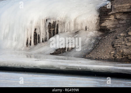 Eis in Elbow River in Kananaskis Bereich in der Nähe der Bragg Creek, Alberta, Kanada, auf warmen Wintertag (12C) Dank einem Chinook. Stockfoto