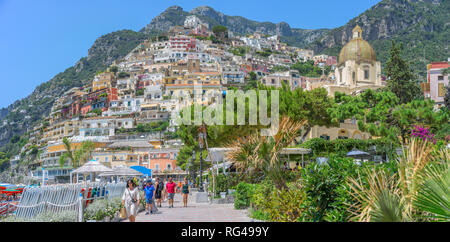 Die Kirche Santa Maria Assunta und die Hügellandschaft Stadt Positano an der Amalfiküste Stockfoto