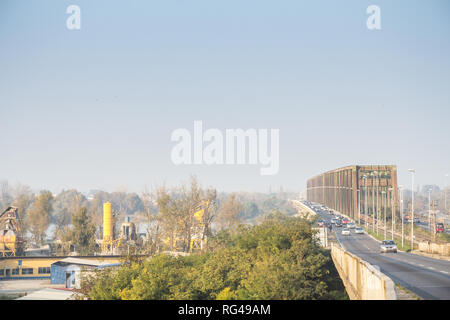 Belgrad, Serbien - 2. AUGUST 2015: dichten Autoverkehr, durch das die meisten Pancevacki oder Pancevo Bridge, während ein Tag der schlechten atmosphärische Luft Qualität wi Stockfoto