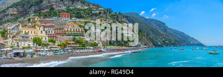 Die Kirche Santa Maria Assunta und die Hügellandschaft Stadt Positano an der Amalfiküste Stockfoto