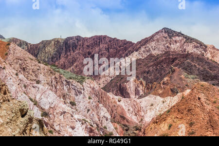 Die bunten Berge der Anden in der Nähe von Purmamarca, Argentinien Stockfoto