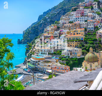 Ein Blick auf die bunten Hügel Stadt Positano in der italienischen Region Kampanien Stockfoto