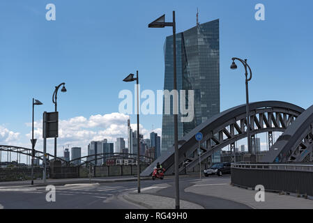 Die honsell Brücke mit Neubau der Europäischen Zentralbank (EZB) in Frankfurt am Main, Deutschland Stockfoto