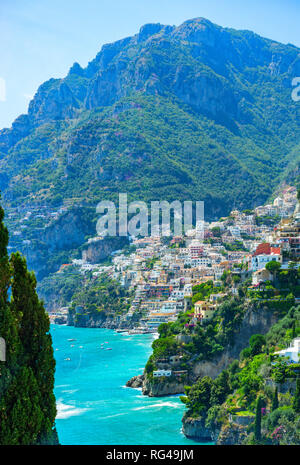 Blick auf den Hügel Stadt Positano eingebettet in die bergige Landschaft der Amalfiküste in der italienischen Region Kampanien Stockfoto