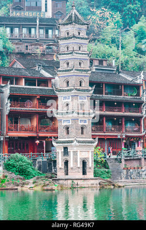 FENGHUANG, Hunan, China - Dezember 12, 2018: Blick auf die Pagode durch die Tuojiang Tuo Jiang River (Fluss) in Phoenix antike Stadt Fenghuang (Grafschaft), C Stockfoto