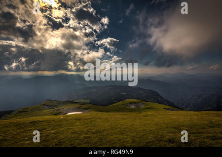 Blick vom Raxplateau, voller Frische, grüne Wiese Wiese mit blauen dramatische Wolkenhimmel zu Tal und Alpine Hills Stockfoto