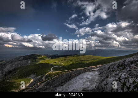 Kleiner Patch von Schnee im Sommer mitten in der grünen Wiese in raxplateau Stockfoto