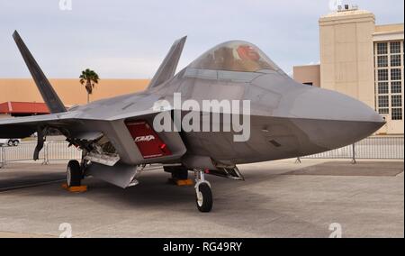 Eine Luftwaffe F-22 Raptor fighter Jet auf einer Start- und Landebahn am MacDill Air Force Base. Dieser F-22 gehört zu Tyndall Air Force Base. Stockfoto