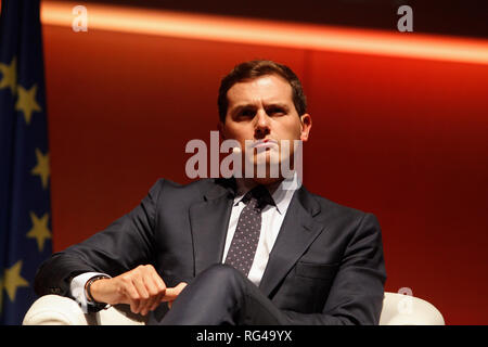 A Coruña, Spanien. 6. November 2018: Führer der die Bürgerinnen und Bürger politische Partei Albert Rivera Gesten während der Tagung "Die Zukunft der spanischen Verfassung Stockfoto