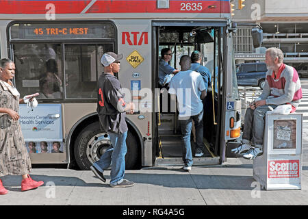 Die Menschen an Bord eines öffentlichen RTA Bus in der Innenstadt von Cleveland, Ohio, USA im Sommer. Stockfoto