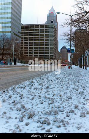 Lakeside Avenue in der Innenstadt von Cleveland, Ohio, USA mit Schnee gefüllte Bürgersteige Neben vacants Straßen sind Zeichen der extrem kalten Winter. Stockfoto