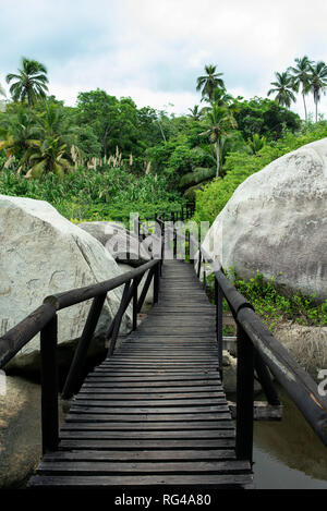 Vertikale Ansicht von touristischen Gehweg entlang der riesigen Steinen und tropischen Wald. Tayrona Nationalpark, Kolumbien. Sep 2018 Stockfoto