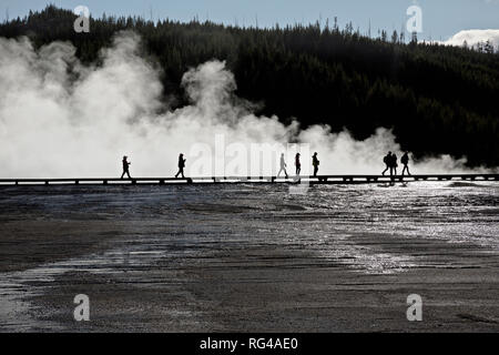 WY 03000-00 ... WYOMING - Besucher, die Strandpromenade am Grand Prismatic Spring in der Midway Geyser Basin im Yellowstone National Park. Stockfoto