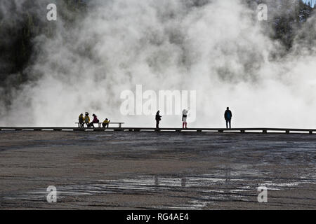 WY 03001-00 ... WYOMING - Besucher, die Strandpromenade am Grand Prismatic Spring in der Midway Geyser Basin im Yellowstone National Park. Stockfoto