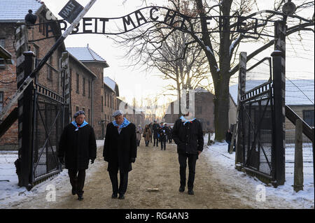 Auschwitz Überlebenden werden gesehen, überqueren die berühmte Tor im Rahmen der 74. Jahrestag der Befreiung von Auschwitz und Holocaust Gedenktag. Die größte deutsche Nazi Konzentrations- und Vernichtungslager KL Auschwitz-Birkenau von der Roten Armee am 27. Januar 1945 befreit. Stockfoto