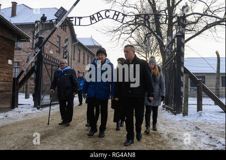 Auschwitz Überlebenden werden gesehen, überqueren die berühmte Tor im Rahmen der 74. Jahrestag der Befreiung von Auschwitz und Holocaust Gedenktag. Die größte deutsche Nazi Konzentrations- und Vernichtungslager KL Auschwitz-Birkenau von der Roten Armee am 27. Januar 1945 befreit. Stockfoto