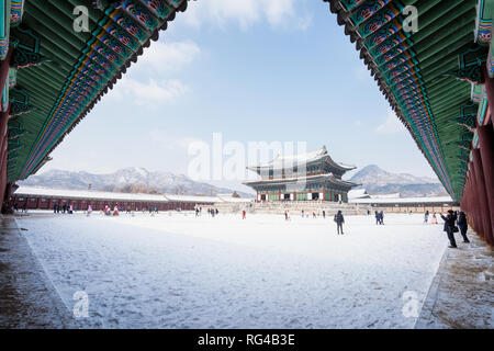 Gyeongbokgung Palast im Winter und der Mädchen in der Hanbok Kleidung. Stockfoto