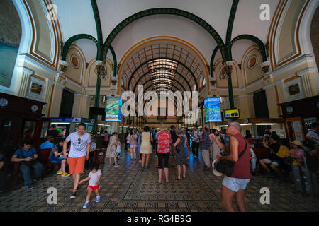 Foto von Saigon Central Post Office von Gustave Eiffel entworfen wurde. Einheimische und Touristen Sightseeing an der Post. Ho Chi Minh City, Vietnam Stockfoto