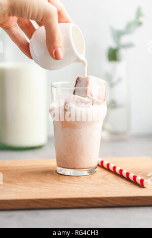Kalte Latte ist vom Kaffee Eiswürfel und Milch. Das Konzept einer gesunden Lebensweise und gute Laune. Stockfoto